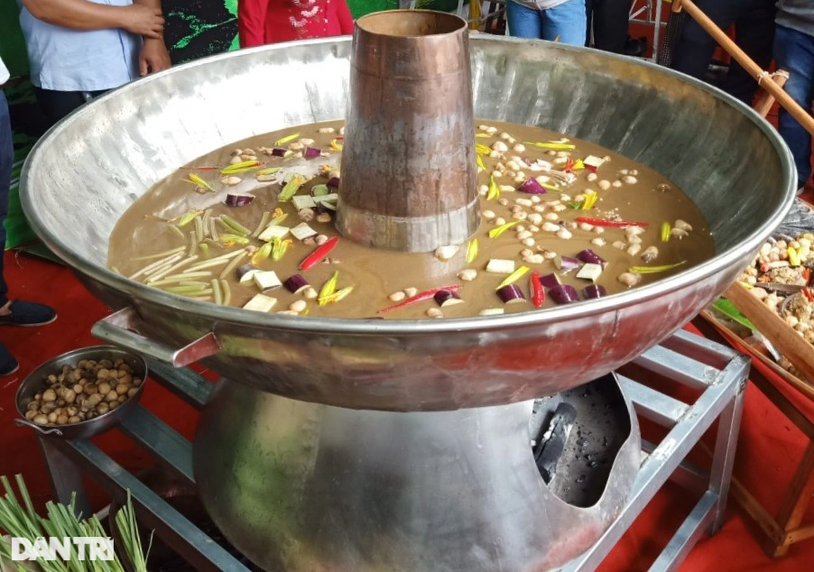 Kỷ lục tổ ong mật và lẩu mắm lớn nhất Việt Nam - 3 Kỷ lục tổ ong mật và lẩu mắm lớn nhất Việt Nam - 3