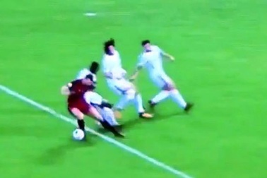 Thảm họa phòng ngự của Chelsea: Ba trung vệ để Dzeko “xỏ mũi”