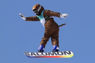 Vận động viên chia tay Olympic theo cách không giống ai