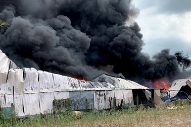 Lửa bao trùm 2 nhà xưởng ở ven Sài Gòn