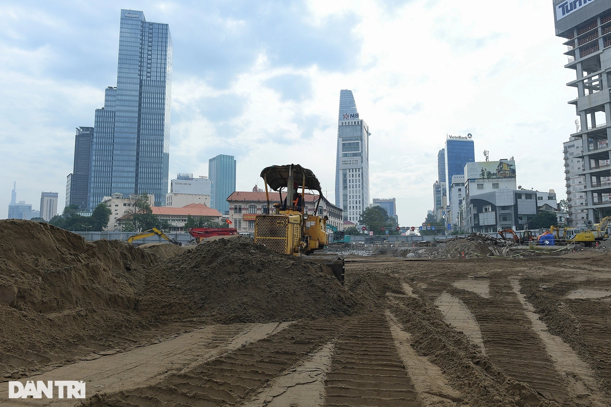 Ngày đêm thi công tháo dỡ lô cốt án ngữ 6 năm ở trung tâm TPHCM - 4 Ngày đêm thi công tháo dỡ lô cốt án ngữ 6 năm ở trung tâm TPHCM - 4
