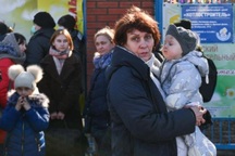 Nước mắt bất lực của người Đông Ukraine chạy xung đột