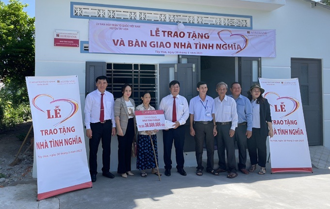 Đại diện Agribank Phú Yên, Agribank huyện Tây Hòa và Ủy ban MTTQ huyện Tây Hòa bàn giao nhà tình nghĩa cho gia đình bà Phạm Thị Loan, hộ nghèo ở xã Hòa Mỹ Đông