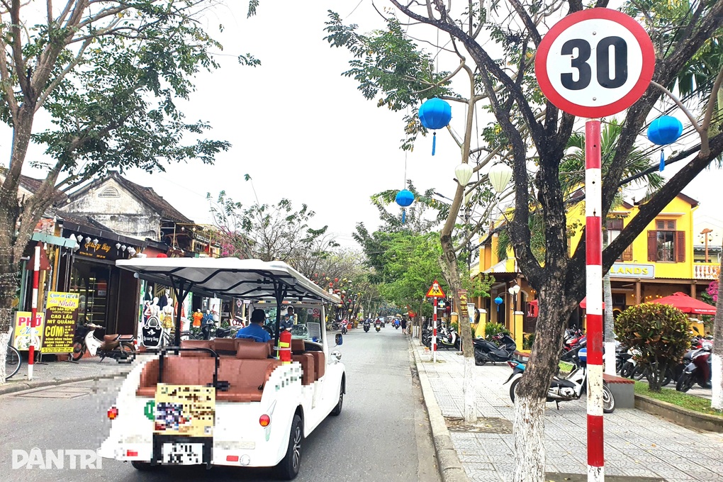 Bát nháo xe điện ở Hội An: Thành phố mong như cũ, sở yêu cầu chấn chỉnh - 1 Bát nháo xe điện ở Hội An: Thành phố mong như cũ, sở yêu cầu chấn chỉnh - 1