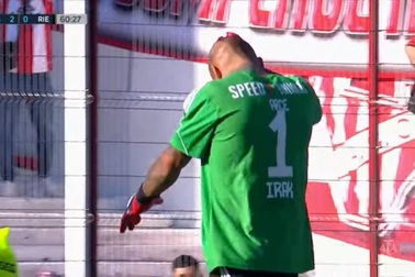 Thủ môn hùng hục dẫn bóng lên giữa sân, gặp sự cố khó đỡ từ trọng tài