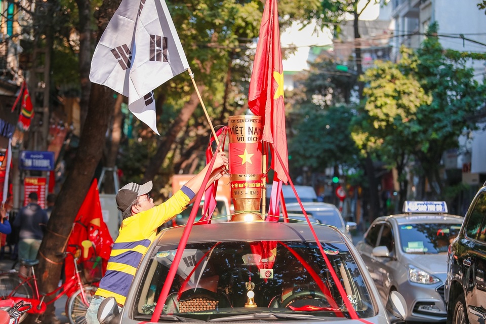 Không khí cổ vũ bóng đá rạo rực khắp Hà Nội - 17 Không khí cổ vũ bóng đá rạo rực khắp Hà Nội - 17