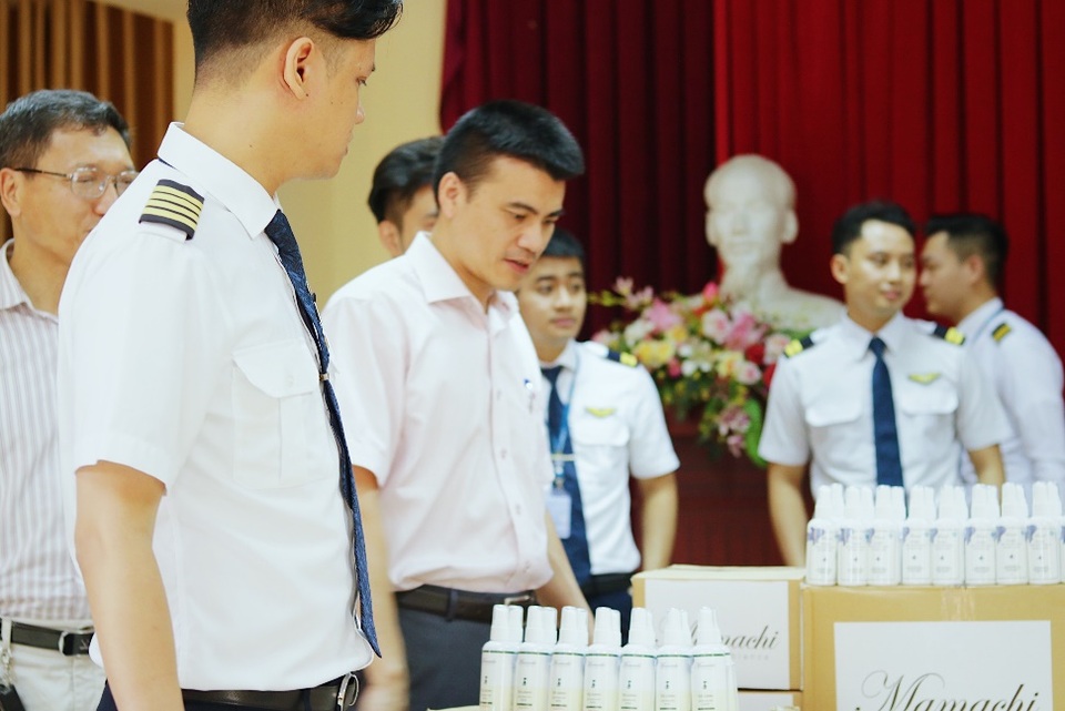 MC Minh Hà đại diện Mamachi trao tài trợ cho Đoàn bay 919 Vietnam Airlines - 2 MC Minh Hà đại diện Mamachi trao tài trợ cho Đoàn bay 919 Vietnam Airlines - 2