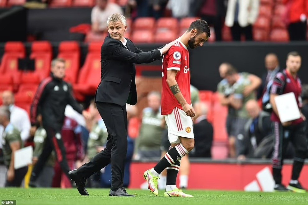 Cổ động viên đồng loạt yêu cầu Man Utd sa thải HLV Solskjaer - 3 Cổ động viên đồng loạt yêu cầu Man Utd sa thải HLV Solskjaer - 3