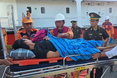 26 giờ cứu ngư dân nghi bị tai biến gần đặc khu Hoàng Sa