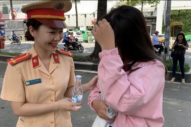 Nữ CSGT xinh đẹp trao nước suối, dặn dò thí sinh tự tin thi