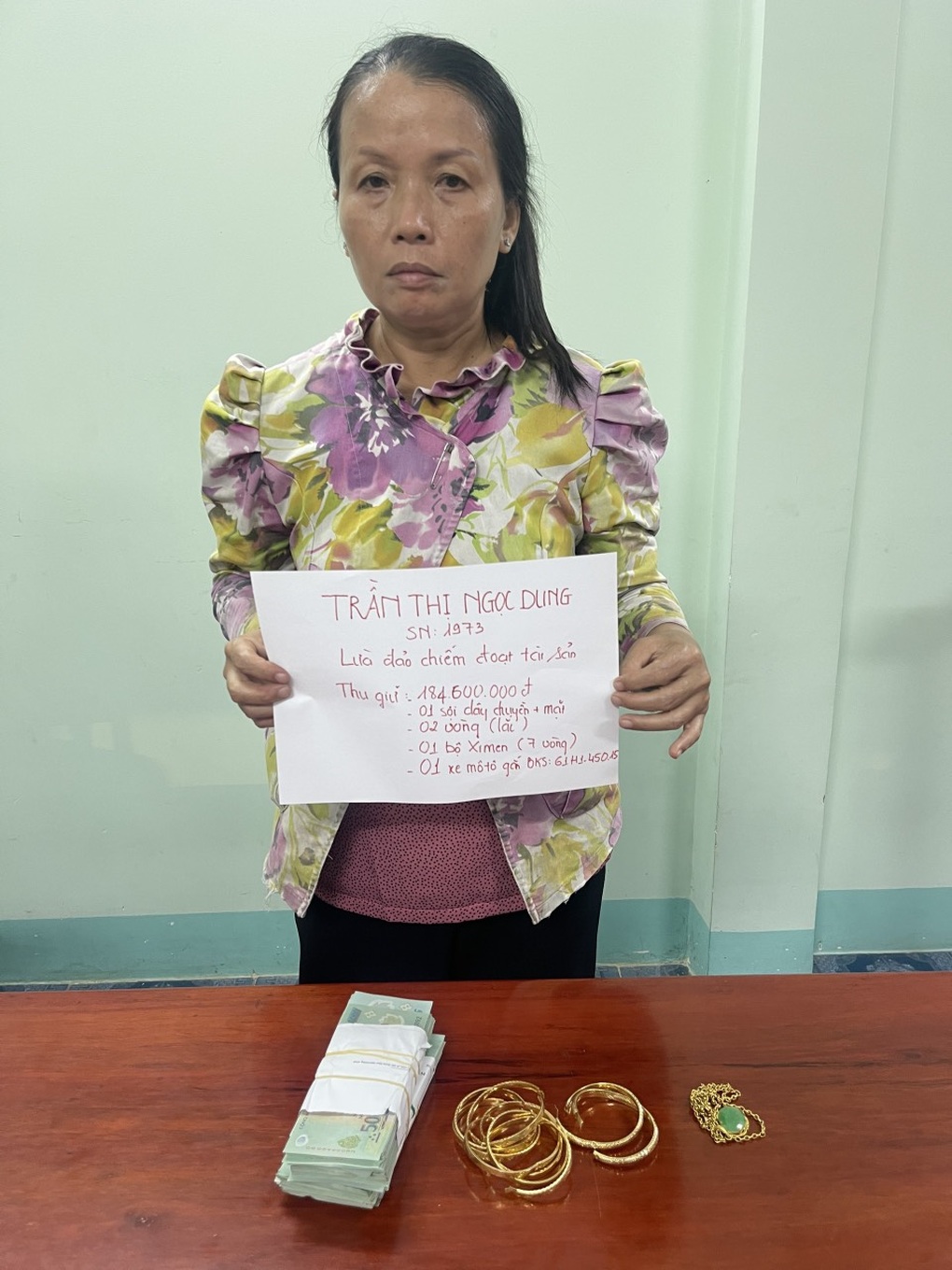 Giả vờ trúng vé số, nữ quái lừa 250 triệu đồng của cụ bà 83 tuổi - 1 Giả vờ trúng vé số, nữ quái lừa 250 triệu đồng của cụ bà 83 tuổi - 1