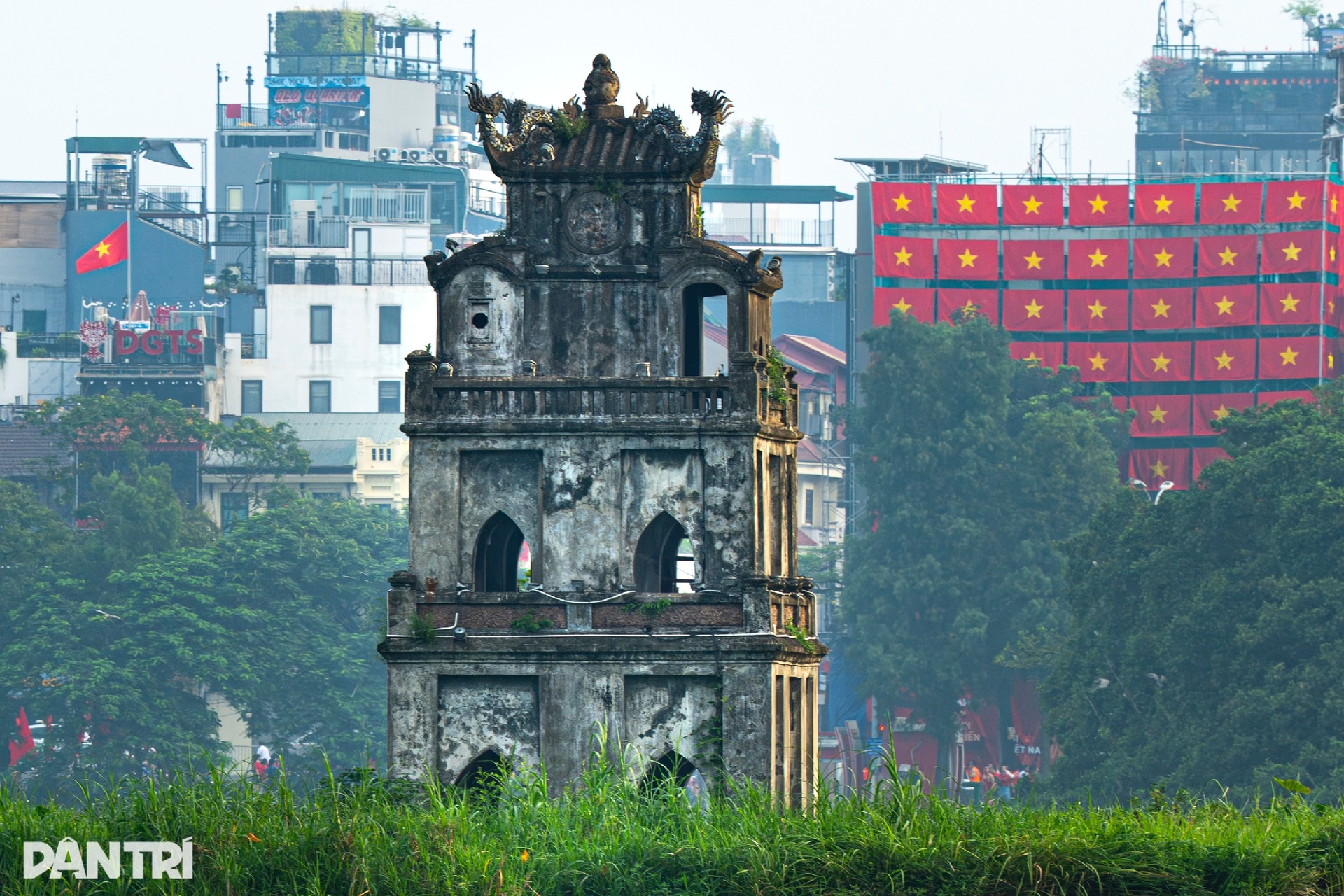 Thủ đô rực rỡ cờ hoa, người dân đi trong muôn ánh sao vàng tung bay rực rỡ - 3 Thủ đô rực rỡ cờ hoa, người dân đi trong muôn ánh sao vàng tung bay rực rỡ - 3