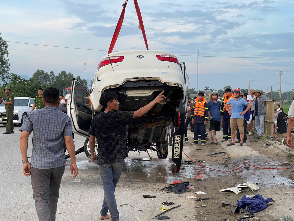 Vụ ô tô rơi xuống sông sau khi tông xe máy: Tìm thấy nạn nhân cuối cùng - 2