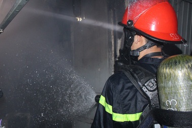 Cháy ki ốt gội đầu trong chợ, tiểu thương cuống cuồng sơ tán hàng hóa