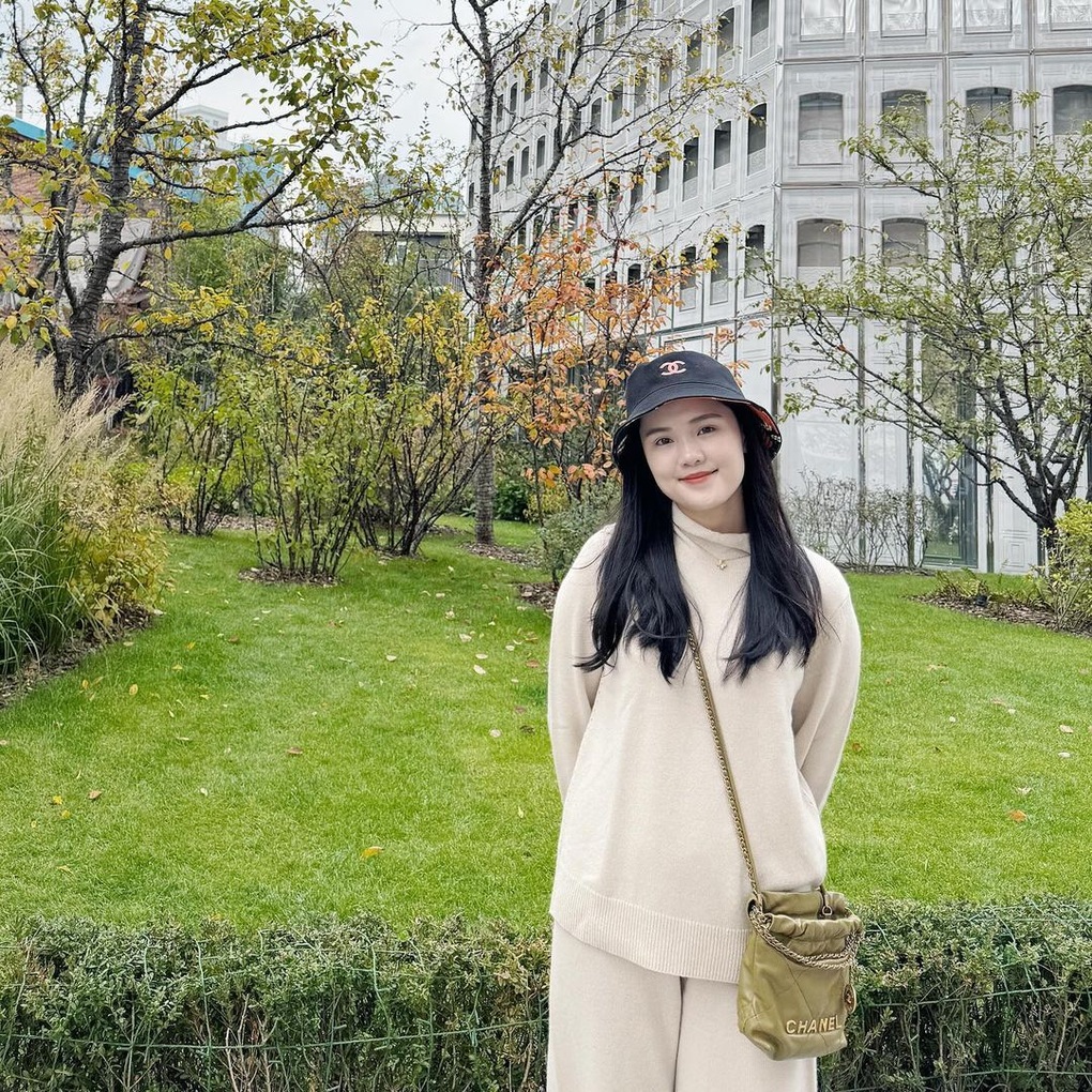 Vợ Duy Mạnh khoe túi Hermès được chồng tặng và bộ sưu tập hàng hiệu đắt đỏ - 8 Vợ Duy Mạnh khoe túi Hermès được chồng tặng và bộ sưu tập hàng hiệu đắt đỏ - 8