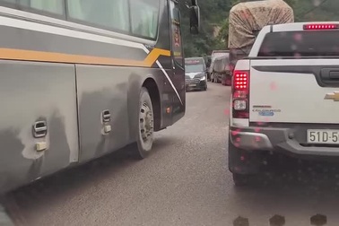 Xe khách lấn làn vượt ẩu gặp ngay xe cảnh sát giao thông