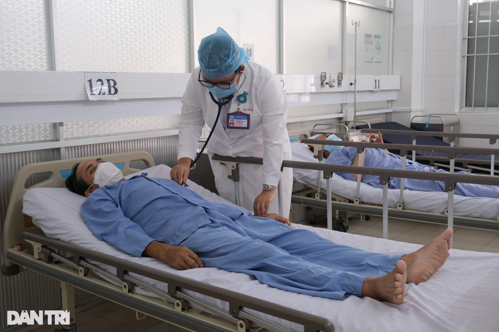 Bệnh nhẹ nằm chờ, bệnh nặng phải chuyển lên tuyến trên vì thiếu máu - 1 Bệnh nhẹ nằm chờ, bệnh nặng phải chuyển lên tuyến trên vì thiếu máu - 1