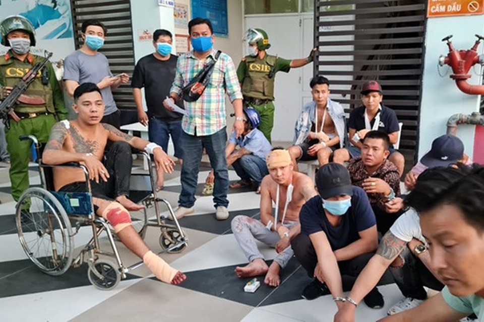 Vụ chém người trên xe 16 chỗ: Tạm giam 16 đối tượng - 1 Vụ chém người trên xe 16 chỗ: Tạm giam 16 đối tượng - 1