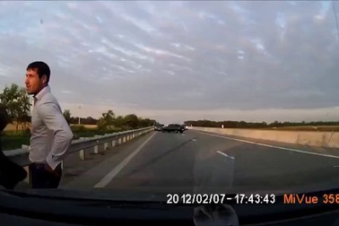 Nhanh trí phá cửa cứu người mắc kẹt trong xe cháy