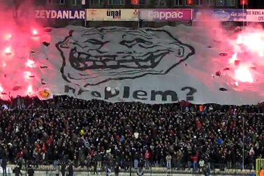 Màn bắn pháo sáng độc đáo của CĐV tại Thổ Nhĩ Kỳ