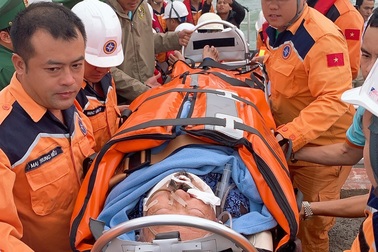 Cứu thành công nam du khách Nhật Bản bị nạn ngoài khơi Nha Trang