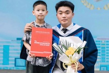 Từ “ông bố sinh viên” bất đắc dĩ đến thủ khoa tốt nghiệp