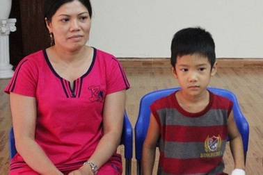 Nội soi lấy đầu bút bi “bỏ quên” trong phổi bệnh nhi