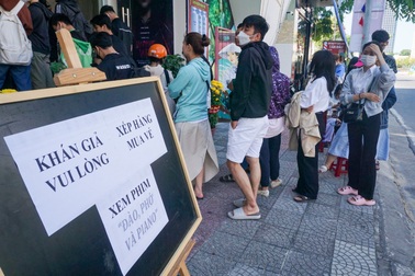 Giới trẻ Đà Nẵng chờ từ sáng đến trưa để mua vé phim "Đào, phở và piano"