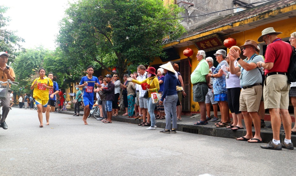 Đông đảo người dân và du khách chạy vì Di sản Văn hóa thế giới Hội An” - 6 Đông đảo người dân và du khách chạy vì Di sản Văn hóa thế giới Hội An” - 6
