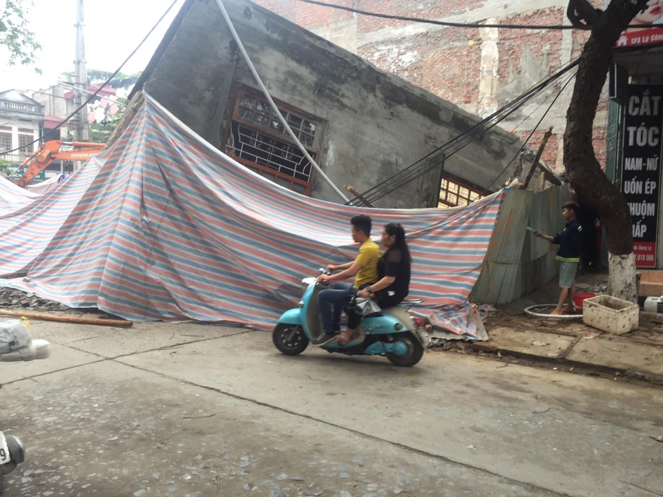 Cả ngôi nhà 3 tầng đổ nghiêng như một... khối xếp hình - 2