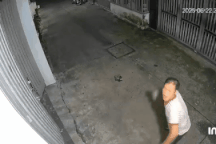 Giật sập cửa nhà hàng xóm vì bị nhắc hát karaoke: Có thể xử lý 2 tội danh?