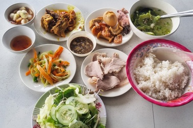Phần cơm 35.000 đồng gây xôn xao: Chủ quán phải nấu 50 lon gạo mỗi ngày