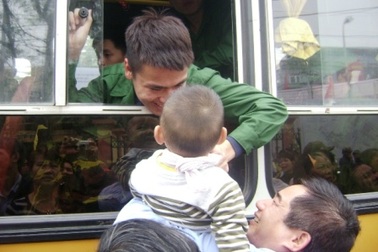 Bịn rịn chia tay người thân lên đường nhập ngũ