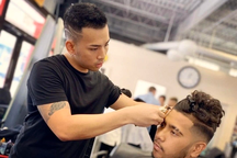 Khách Mỹ chờ 2 tháng mới được thợ người Việt cắt tóc, giá 3 triệu đồng/lần