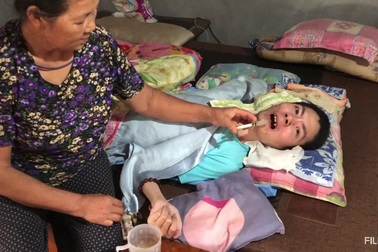 Trao 74 triệu đồng đến nam thanh niên chấn thương sọ não.