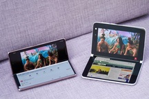Galaxy Z Fold2 đối đầu Surface Duo: smartphone màn hình gập nào tốt hơn?