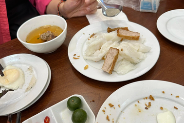 Hà Nội: Khách ăn bánh cuốn ở hàng nổi tiếng bị chuột nhảy lên người?