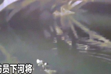 "Khốn khổ" vì nhảy xuống sông tự tử mà mãi không chìm được