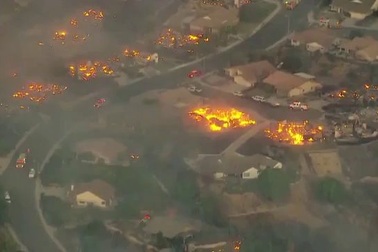 Toàn cảnh vụ cháy rừng ở California, Mỹ nhìn từ trên cao