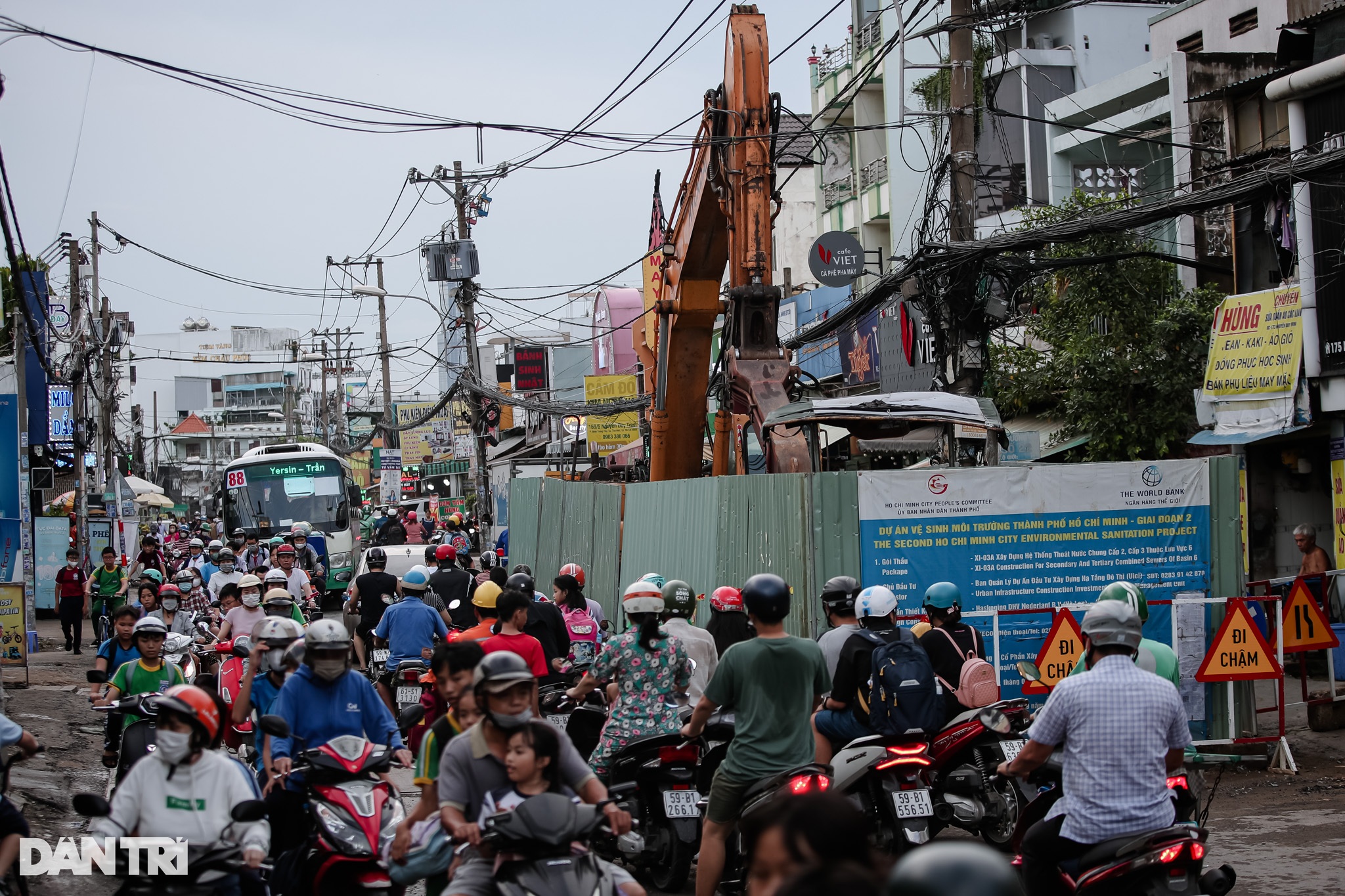 Lô cốt gây ách tắc nhiều tuyến đường ở cửa ngõ phía Đông TPHCM - 3 Lô cốt gây ách tắc nhiều tuyến đường ở cửa ngõ phía Đông TPHCM - 3
