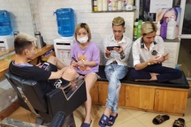 Hà Nội: Nghề cắt tóc lao đao vì chưa "cắt" được.. Covid-19