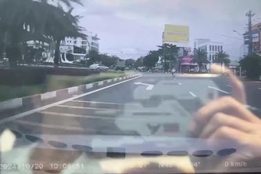 Khoảnh khắc xe tải chở dăm gỗ lật cướp 3 mạng người