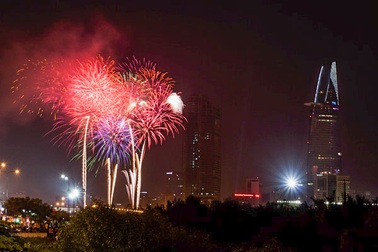 Bắn pháo hoa nghệ thuật chào năm 2015 tại tòa nhà cao nhất TPHCM