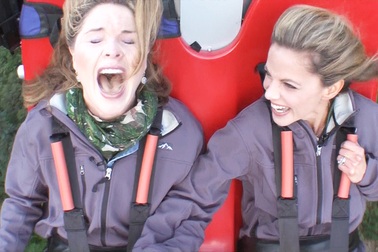 Du khách khóc thét run rẩy khi trải nghiệm rơi tự do từ trên vách núi xuống