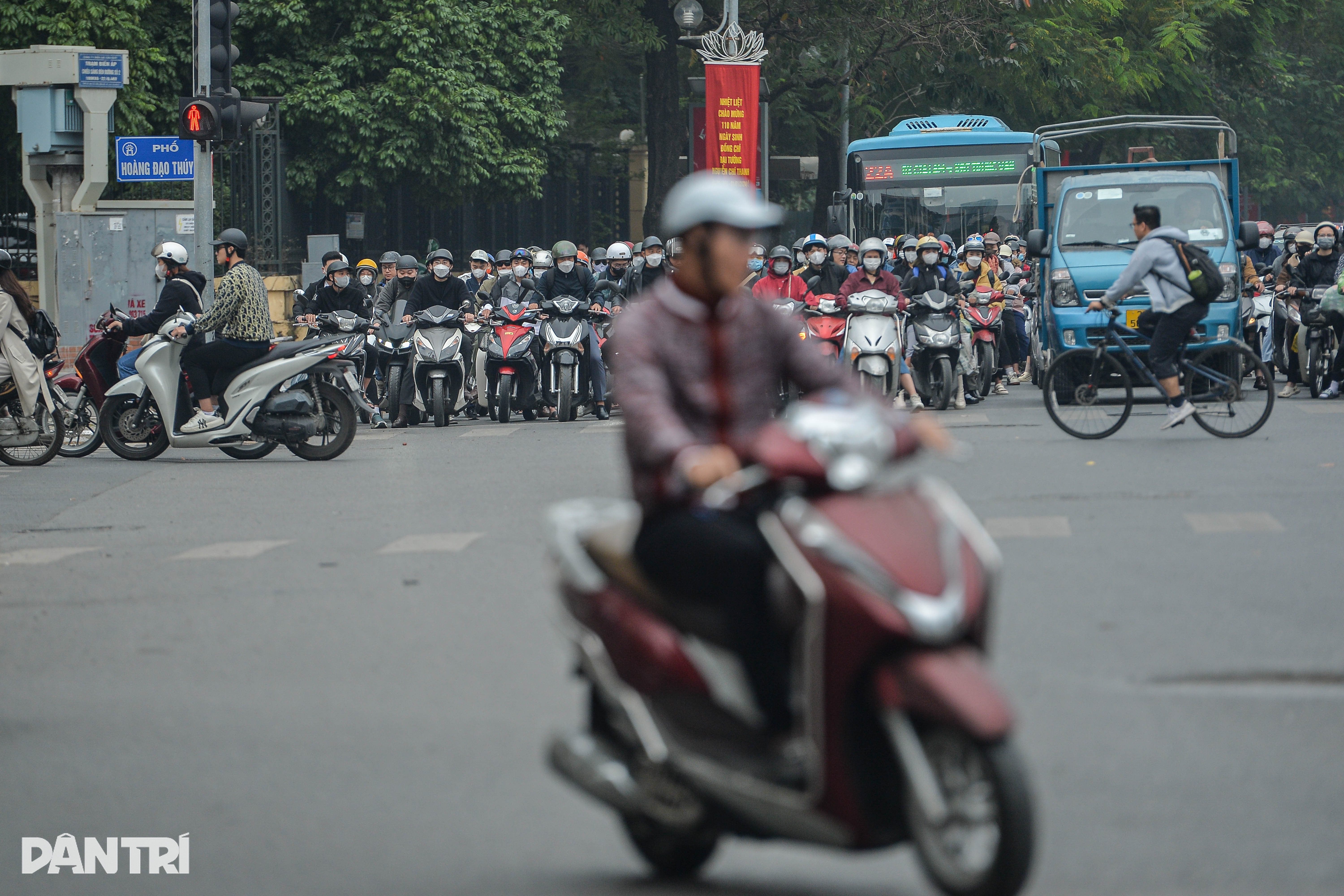2024年最初の仕事日に交通渋滞、人々は苦労 - 12 Đường phố ùn tắc, người dân chật vật trong ngày đi làm đầu năm 2024 - 12