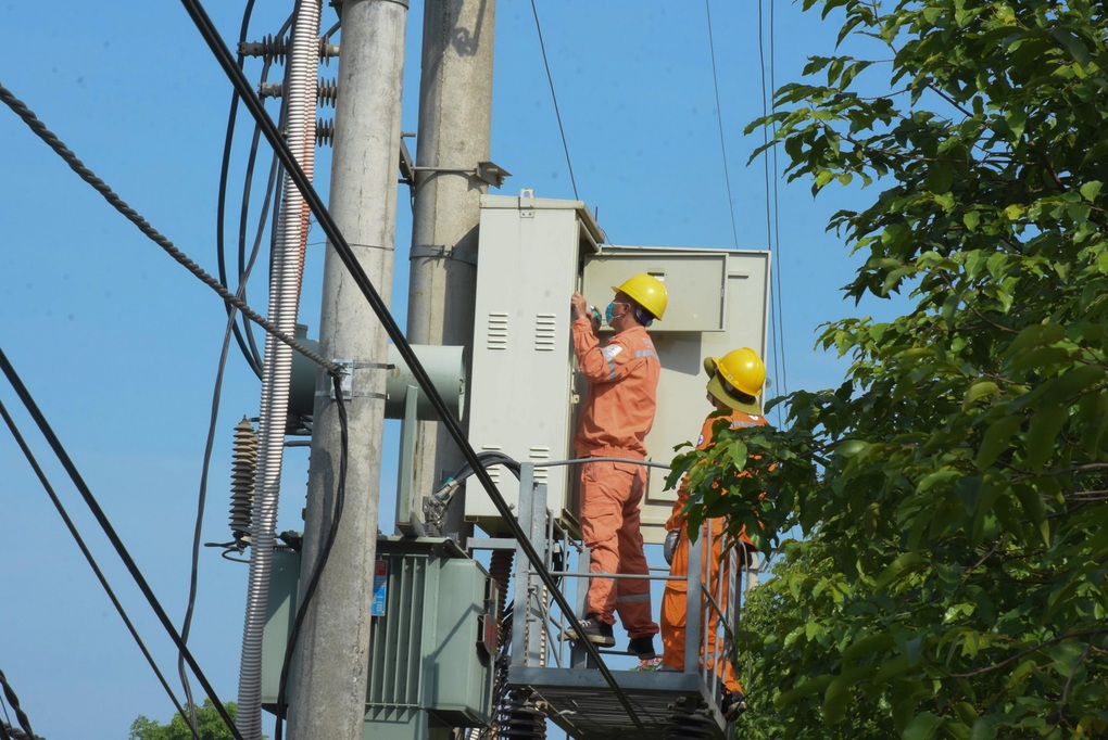Người dân phát khùng vì một đêm cúp điện 8 lần - 5 Người dân phát khùng vì một đêm cúp điện 8 lần - 5