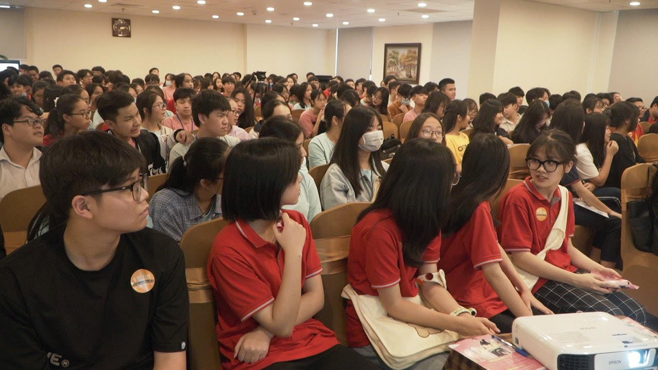 Chọn trường cấp 3 cho con: Chuyên gia điểm sai lầm thường gặp của cha mẹ - 1 Chọn trường cấp 3 cho con: Chuyên gia điểm sai lầm thường gặp của cha mẹ - 1