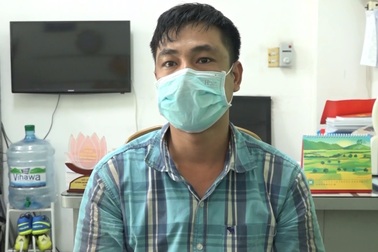 Tên cướp cầm dao tấn công người phụ nữ để giật điện thoại