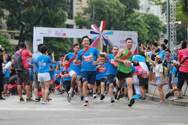 Sôi động giải chạy tiếp sức MB Ageas Life Family Ekiden