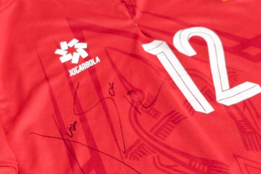 Áo thi đấu của cầu thủ Nguyễn Xuân Son được đấu giá làm từ thiện